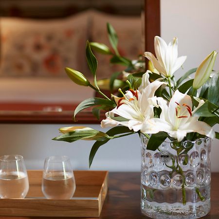 Simantro Resort Sani  Ngoại thất bức ảnh A vase of flowers