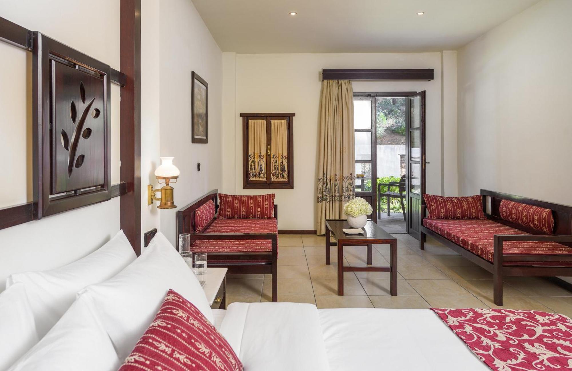 Simantro Resort Sani  Phòng bức ảnh A room at the hotel